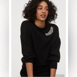 H&M Fuzzy Black Sweater w/ Jeweled Rhinestone & Pearl Brooch – Sz S
